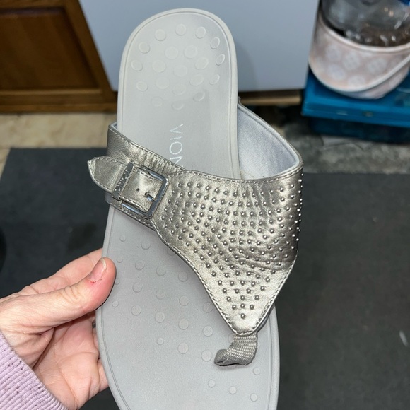 Vionic - Picture 3 of 6